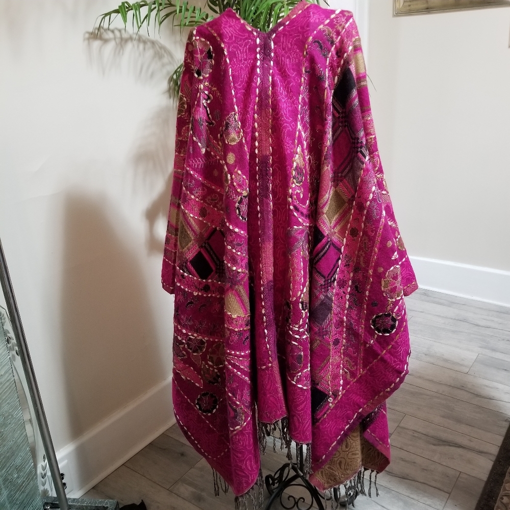 Fellowship Poncho Handwork Multi. - Picture 4 of 10